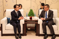 住友橡胶工业株式会社社长山本悟在常熟与苏州市委常委唐晓东会面